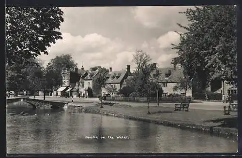 AK Bourton-on-the-Water, Uferpartie mit Brücke