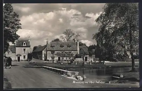 AK Bourton-on-the-Water, Strassenpartie mit Denkmal