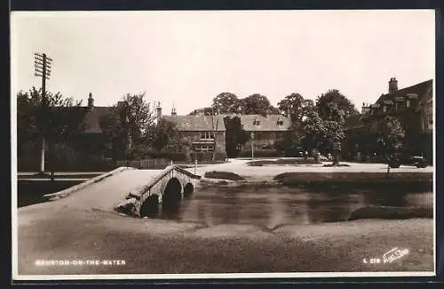AK Bourton-on-the-Water, Uferpartie mit Brücke