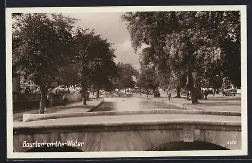AK Bourton-on-the-Water, Uferpartie mit Brücke