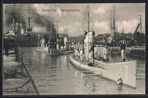 AK Deutsche U-Boote mit Matrosen an Deck im Hafen