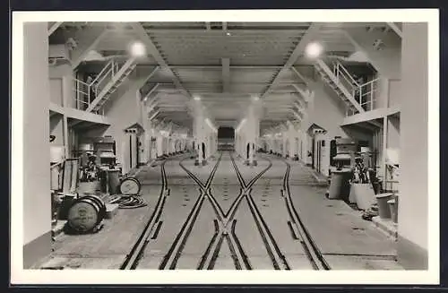 Foto-AK Fährschiff Deutschland, Deck Innenansicht, Schienen zum Eisenbahn-Transport
