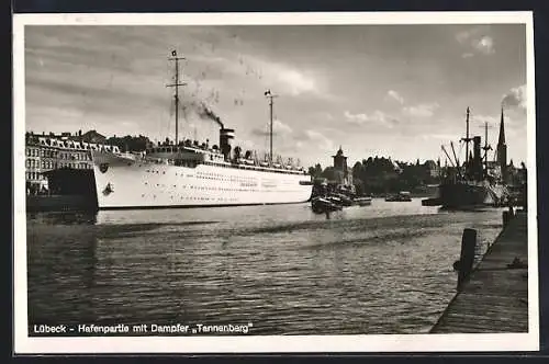 AK Lübeck, Hafenpartie mit Dampfer Tannenberg