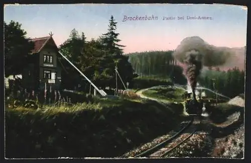 AK Drei-Annen /Harz, Gebäudeansicht mit fahrender Brockenbahn