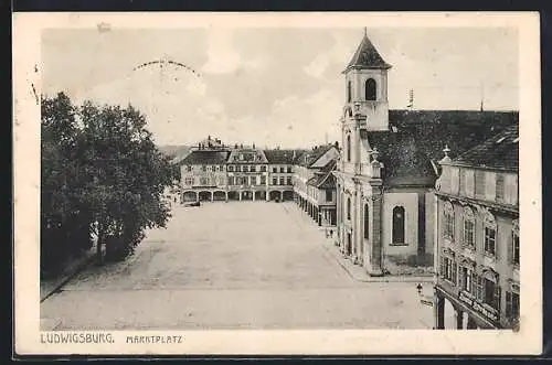 AK Ludwigsburg / Württemberg, Blick von oben auf den Marktplatz mit Stadtkirche