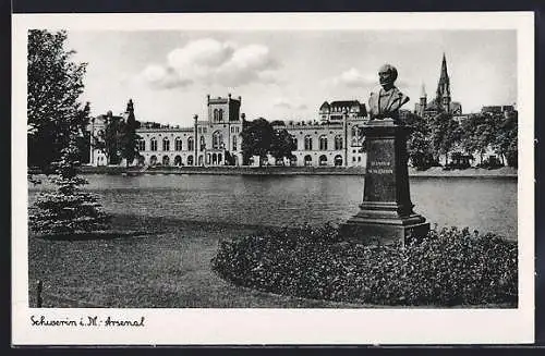 AK Schwerin / Mecklenburg, Arsenal, im Vordergrund Büste von Heinrich Schliemann