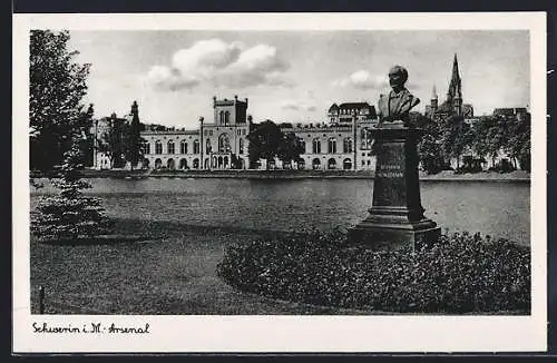 AK Schwerin / Mecklenburg, Arsenal, im Vordergrund Büste von Heinrich Schliemann