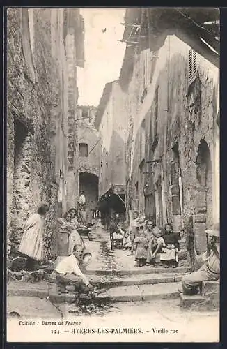 AK Hyères-les-Palmiers, Vieille rue animée dans le quartier historique