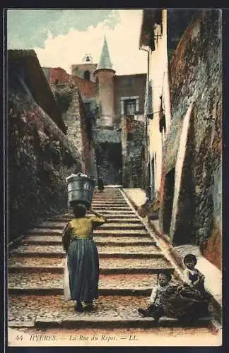 AK Hyères, La Rue du Repos, scène de rue animée avec femme portant un seau et enfants jouant
