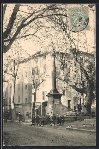 AK Lorgues, Monument et enfants jouant sur la place principale