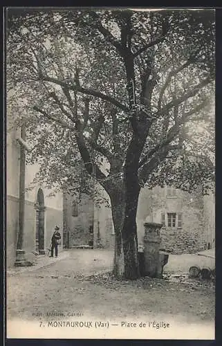 AK Montauroux, Place de l`Église avec grand arbre et bâtiments anciens