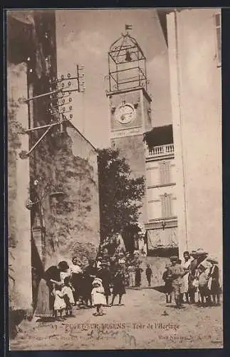 AK Puget-sur-Argens, Tour de l`Horloge et scène de rue animée