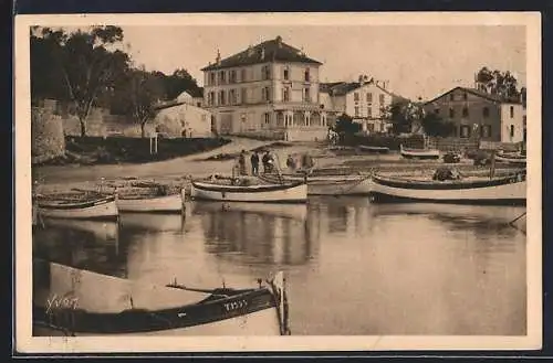 AK Porquerolles, Le Grand Hôtel et les barques au port