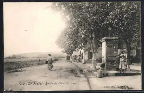 AK Le Pradet, Route de Carqueiranne avec fontaine et personnages sur le chemin