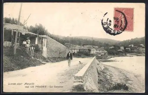 AK Le Pradet, La Garonne avec promenade bordée de maisons et promeneurs élégants