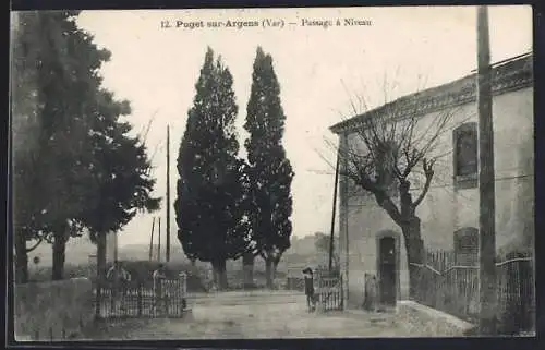 AK Puget-sur-Argens, Passage à Niveau