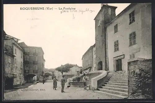 AK Roquebrune, La Fontaine et la place animée avec des passants