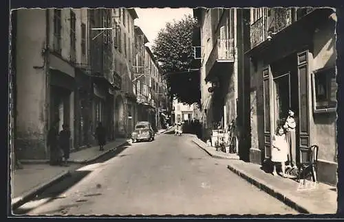 AK Salernes, Rue Pierre-Blanche animée avec voitures et passants