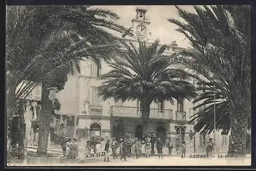 AK Sanary, La Mairie et palmiers avec habitants devant le bâtiment
