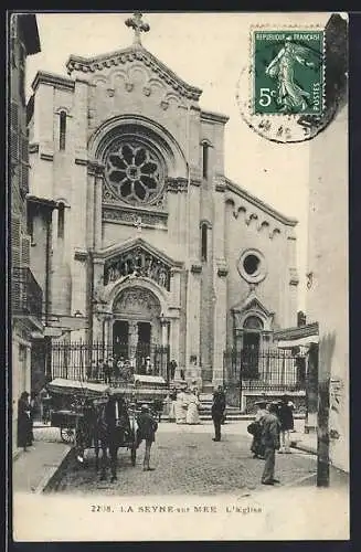 AK La Seyne-sur-Mer, L`église et scène de rue animée avec calèche