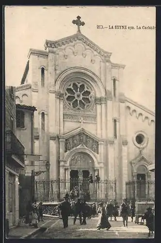 AK La Seyne, La Cathédrale et rue animée devant l`entrée
