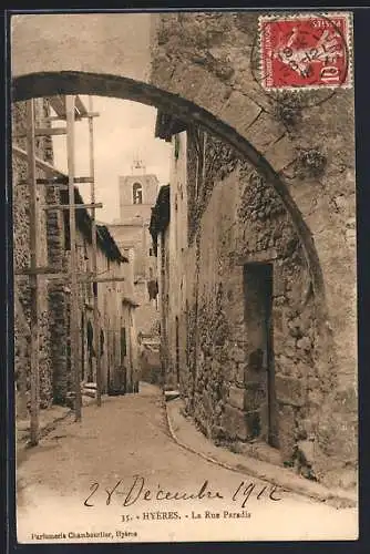 AK Hyères, La Rue Paradis sous une arche en pierre