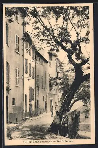 AK Hyères, pittoresque Rue Barbecane avec arbre imposant