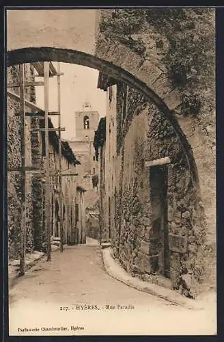 AK Hyères, Rue Paradis avec son architecture pittoresque