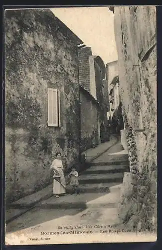 AK Bormes-les-Mimosas, Rue Rompi-Coeur avec dame et enfant dans une ruelle étroite