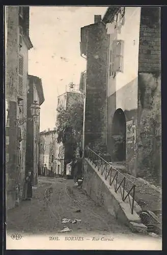 AK Bormes, Rue Carnot dans une rue pittoresque avec architecture ancienne
