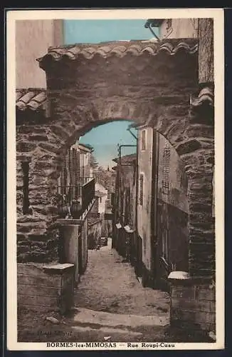 AK Bormes-les-Mimosas, Rue Roupi-Coua avec son passage voûté en pierre