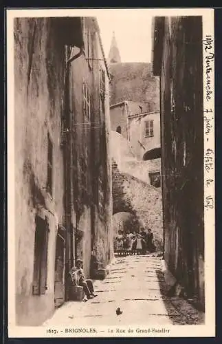 AK Brignoles, La Rue du Grand-Escalier avec vue sur l`arche et les passants