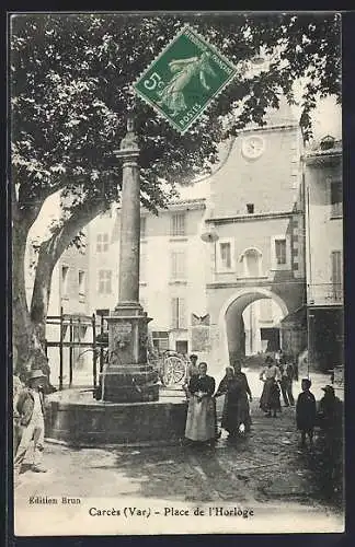 AK Carcès, Place de l`Horloge avec colonne et habitants sous les arbres