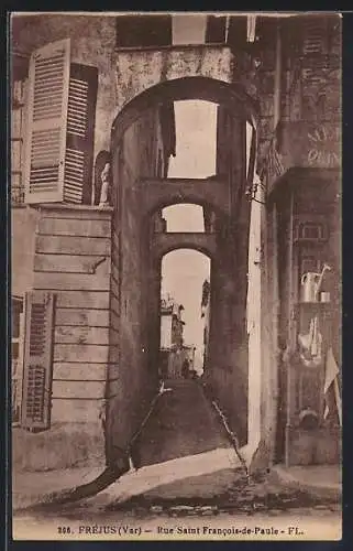 AK Fréjus, Rue Saint Francois-de-Paule avec ses arcades historiques