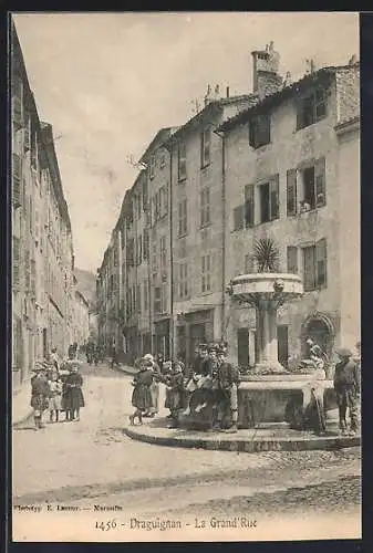 AK Draguignan, La Grand`Rue avec fontaine et passants