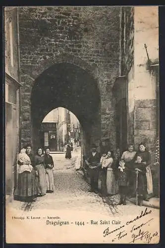 AK Draguignan, Rue Saint Clair animée avec passants et arcade en pierre