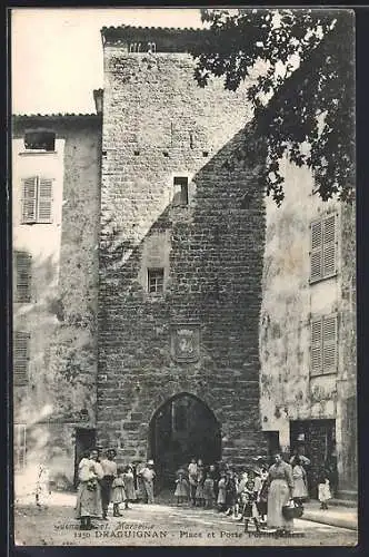 AK Draguignan, Place et Porte Fourmiguier avec groupes de personnes