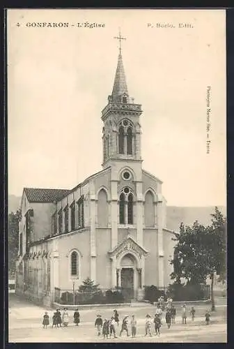 AK Gonfaron, L`Église et les enfants devant l`entrée