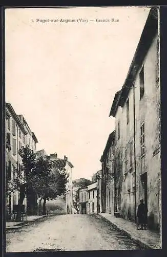 AK Puget-sur-Argens, Grande Rue animée avec maisons anciennes