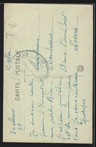 AK Puget-sur-Argens, Grande Rue animée avec maisons anciennes