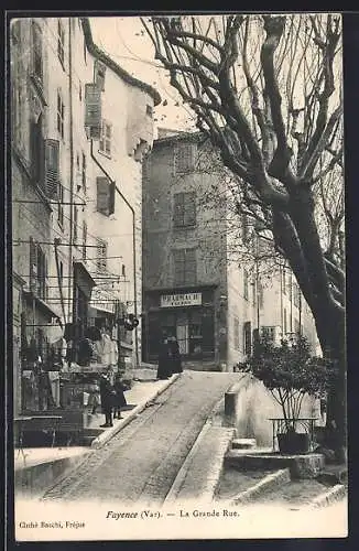 AK Fayence, La Grande Rue et son ambiance animée