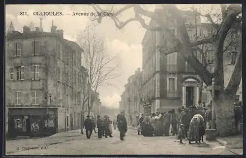 AK Ollioules, Avenue de la Gare avec passants et bâtiments historiques