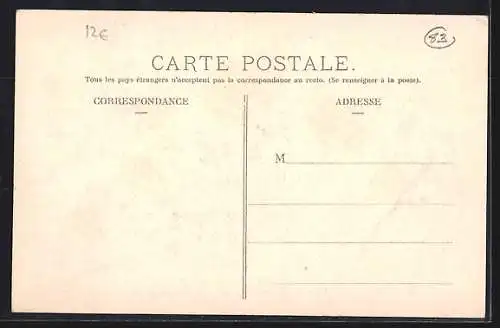 AK Ollioules, Avenue de la Gare avec passants et bâtiments historiques