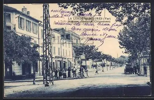 AK La Londe-les-Maures, Avenue Georges Clemenceau avec passants et voitures