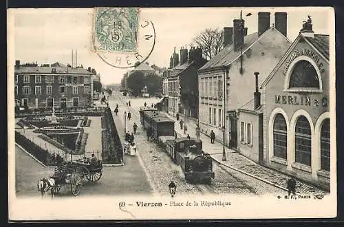 AK Vierzon, Place de la Republique, Dampflokomotive mit Waggons, Grünanlage, Machines Agricoles
