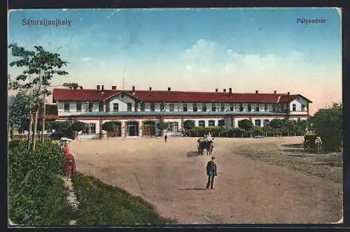 AK Satoraljaujhely, Palyaudvar, Bahnhof mit Kutsche und Anwohnern