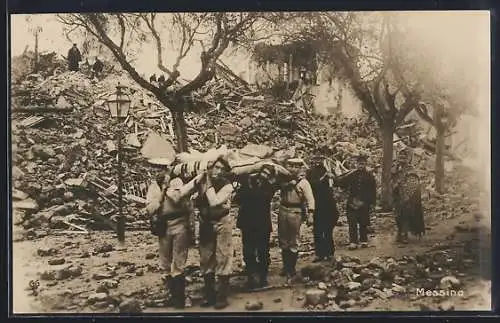 AK Messina, Erdbeben am 28.12.1908, Soldaten helfen beim Abräumen der Trümmer