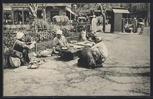 AK Caire, Arabes au diner, ägyptischer Strassenhändler mit Fladenbroten