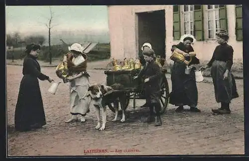 AK Hundegespann transportiert Milchkannen, Laitières, Les Clientes