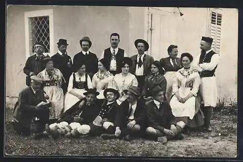 Foto-AK Spital, Männer und Frauen in traditioneller Kleidung